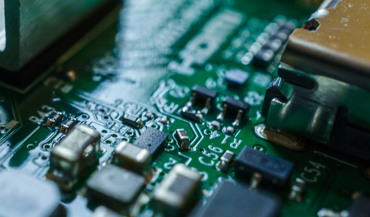 Darstellung der Entwicklung und Integration technischer Hardware-Komponenten
